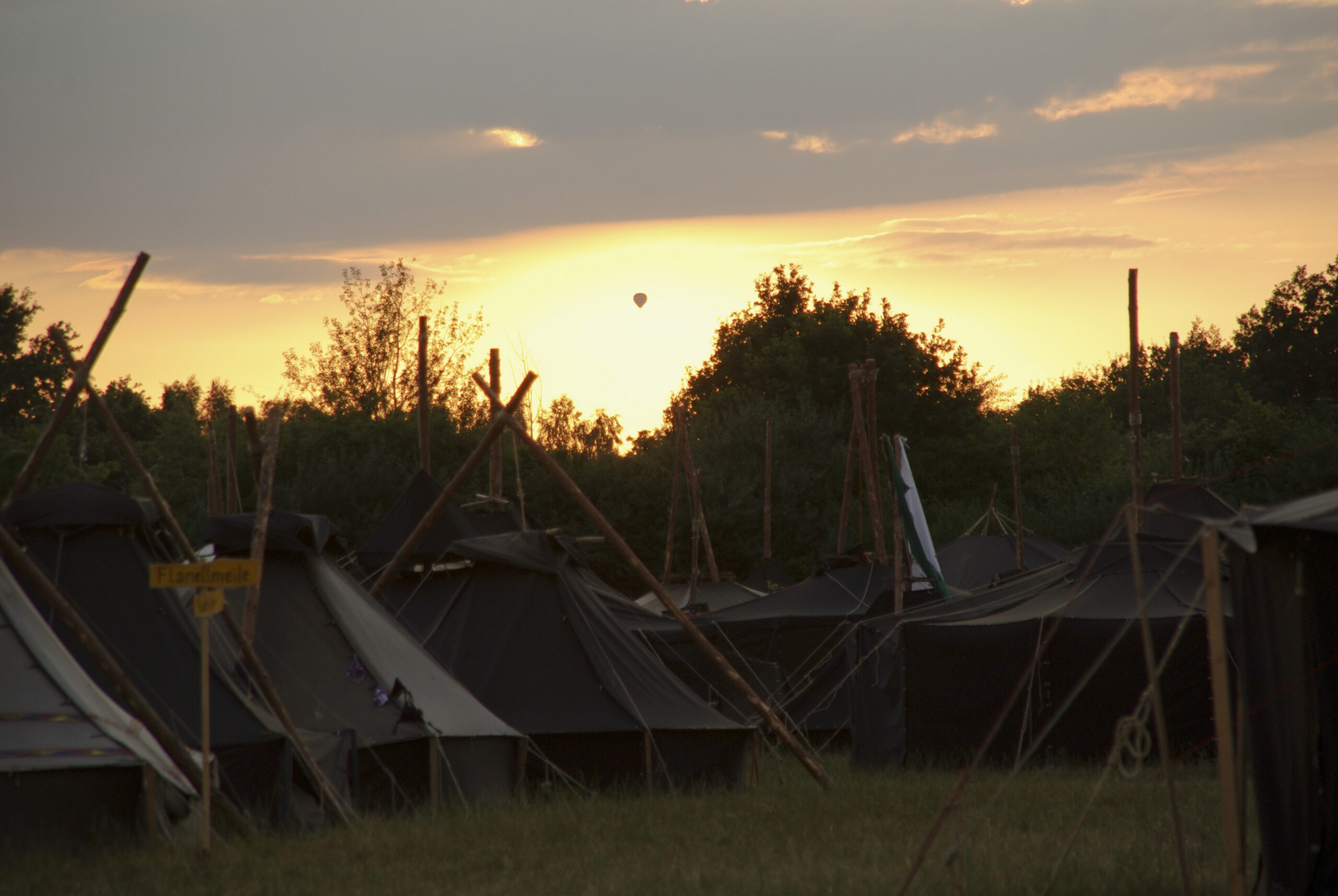 Schwarzzelte (Kothen und Jurten) vor einem Sonnenuntergang